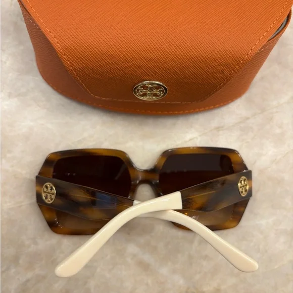 Women’s Tory Burch sunglasses - Picture 3 of 7